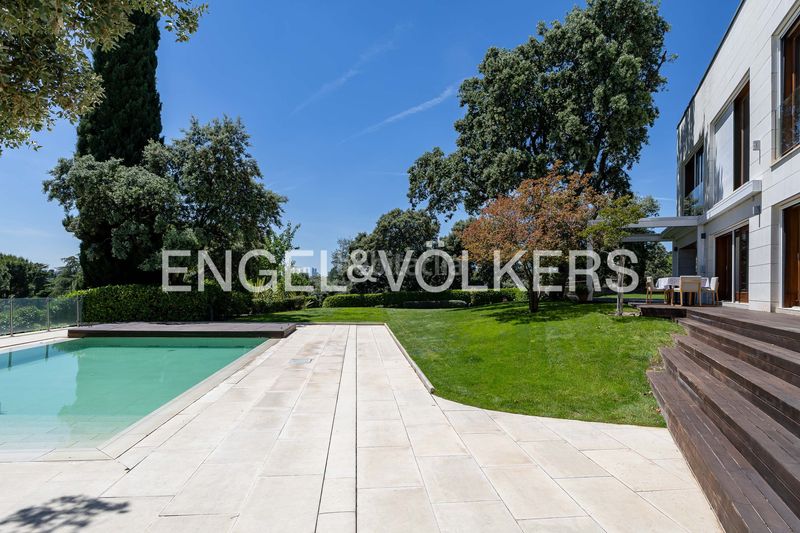 Foto c703bd8b-fb81-4e31-a19d-983cf578740e. Casa amb calefacció aparcament piscina a urbanización La Moraleja La Moraleja