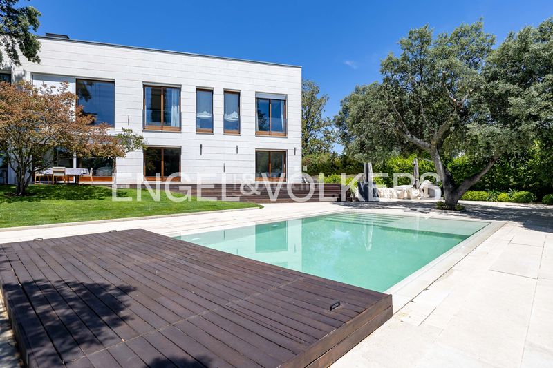 Foto d8cc7946-7187-457a-ab07-9ebe84bac1a2. Casa amb calefacció aparcament piscina a urbanización La Moraleja La Moraleja
