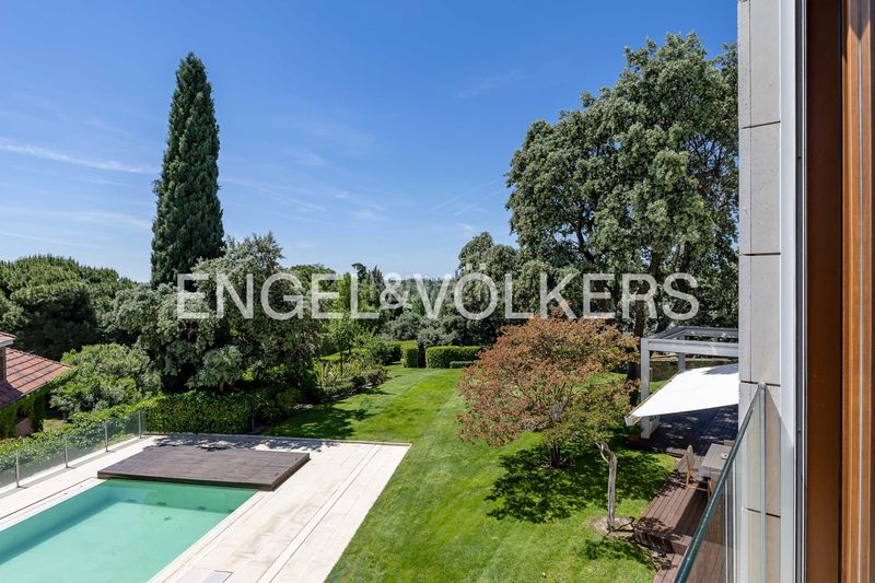 Foto e401db99-4624-490f-8b93-0d9385ca8ba5. Casa amb calefacció aparcament piscina a urbanización La Moraleja La Moraleja