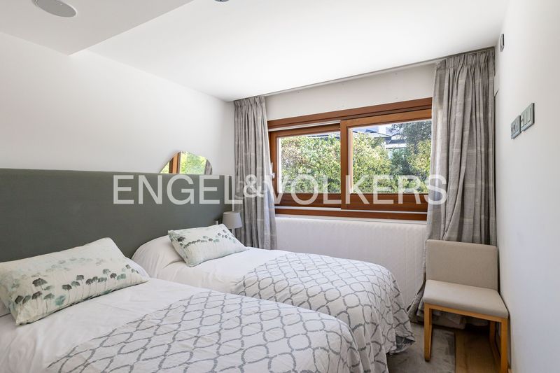 Foto f4a85f09-2c93-410c-a690-9b53eaf29de8. Casa amb calefacció aparcament piscina a urbanización La Moraleja La Moraleja