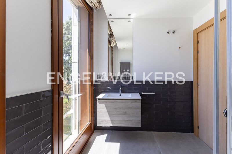 Foto f8923745-3c7c-4ba5-83bf-873762d628c3. Casa amb calefacció aparcament piscina a urbanización La Moraleja La Moraleja
