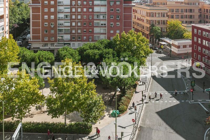Foto f55cc480-4f91-4c33-b86f-9df1a391ba88. Pis amb calefacció aparcament a El Viso Madrid