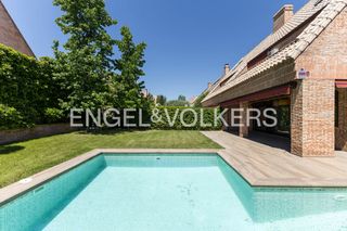 Semi detached house in Las Vegas-Santa María. Excelente chalet pareado con piscina en villanueva del pardillo