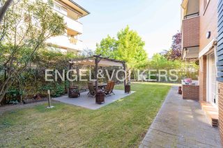 Pis a Golf-El Carralero. Magnífico bajo con impresionante jardín privado