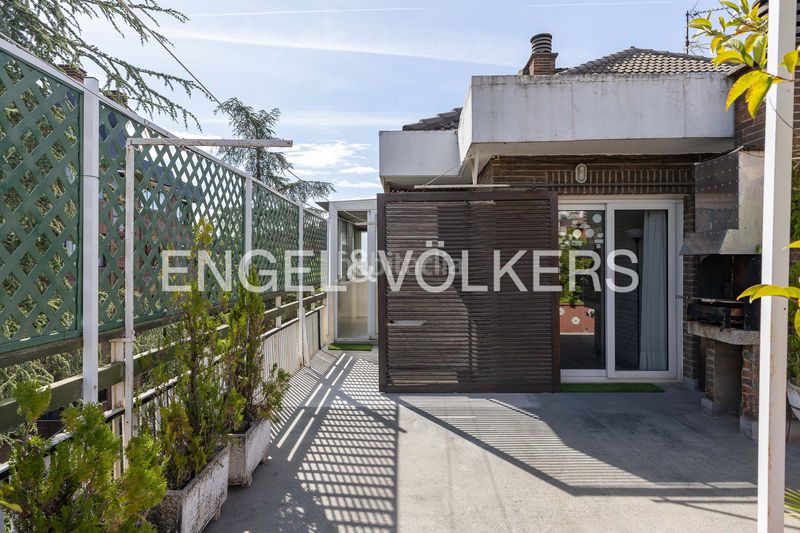 Foto 07bc0a59-f5ca-4804-8430-cb33b3c2038f. Àtic amb calefacció aparcament piscina a San Pascual Madrid