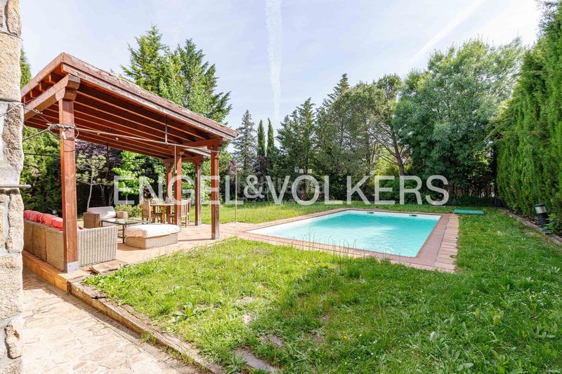 Foto 23a068b7-1d25-4258-a763-d633289db0e7. Casa amb calefacció aparcament piscina a Becerril de la Sierra