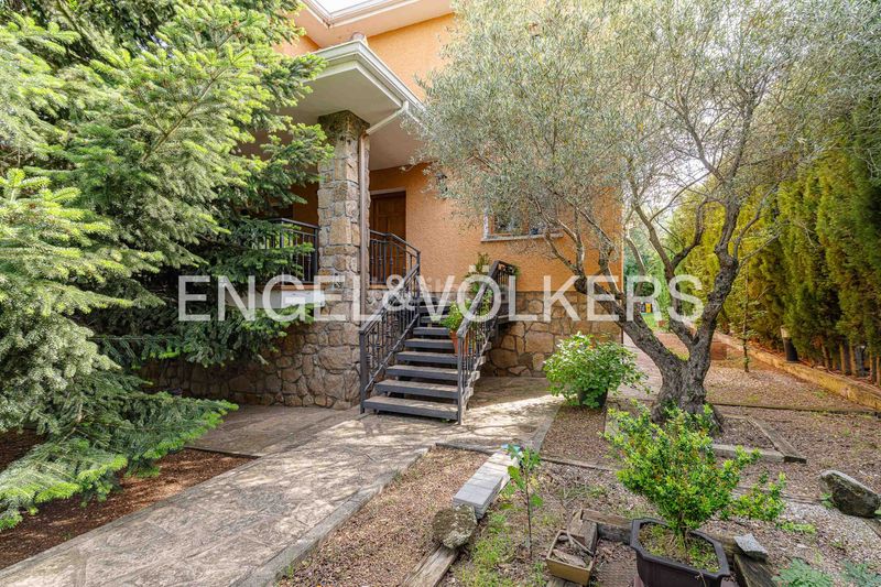 Foto 51a8511e-7792-46f9-9e29-8ec1387a3e9d. Casa amb calefacció aparcament piscina a Becerril de la Sierra