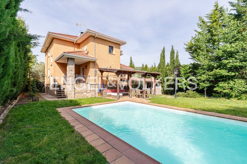 Foto 98d164c7-7595-4099-97bf-f9e57ec527af. Casa amb calefacció aparcament piscina a Becerril de la Sierra
