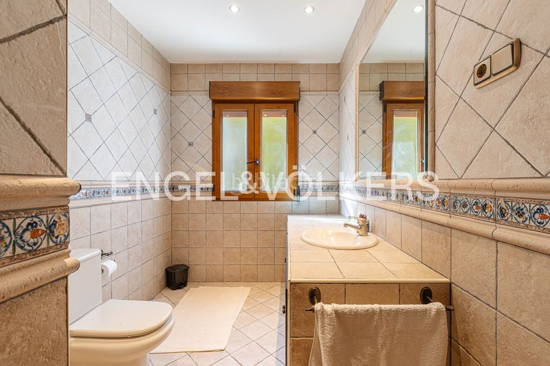Foto c38957ac-fb1d-460f-b9f8-54576798d7a2. Casa amb calefacció aparcament piscina a Becerril de la Sierra