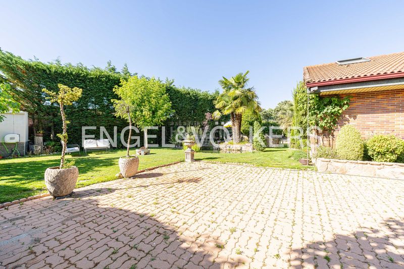 Foto b31136a8-2809-4a43-ad2c-755b10ce2b85. Casa adossada amb calefacció aparcament piscina a Galapagar
