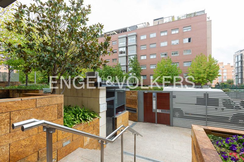 Foto a19bf72b-926a-43d4-80b1-85278bea413c. Pis amb calefacció aparcament piscina a Sanchinarro Madrid