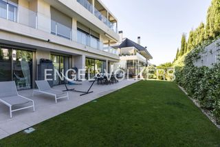 Apartament a Pueblo. Bajo con espectacular jardín en pozuelo de alarcón