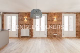 Alquiler Piso en Justicia-Chueca. Elegante propiedad de diseño con 6 balcones en justicia
