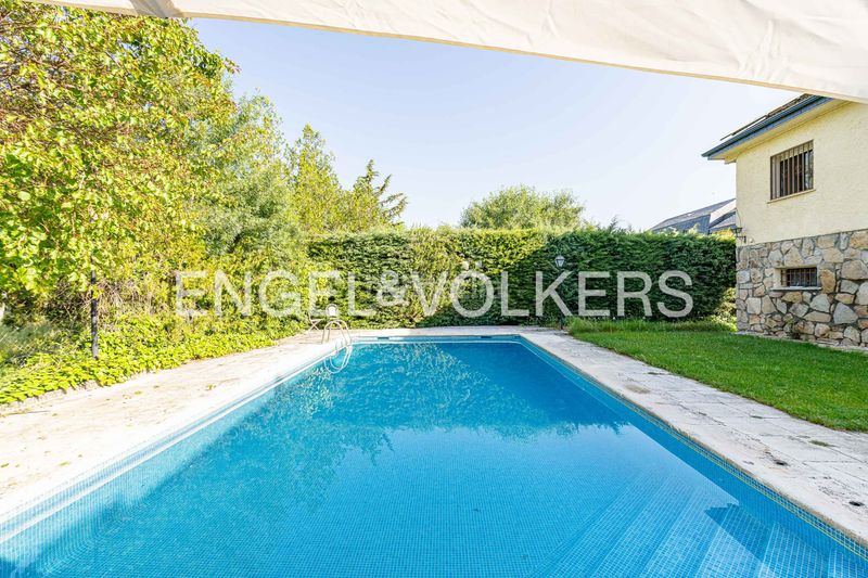 Foto 6917d663-fc28-438a-bb55-a85328d75021. Casa adossada amb calefacció aparcament piscina a Escorial (El)