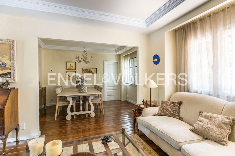Foto 1c255dca-dcfa-4343-8ff5-71933d79624b. Casa amb calefacció aparcament piscina a Ciudad Jardín Madrid