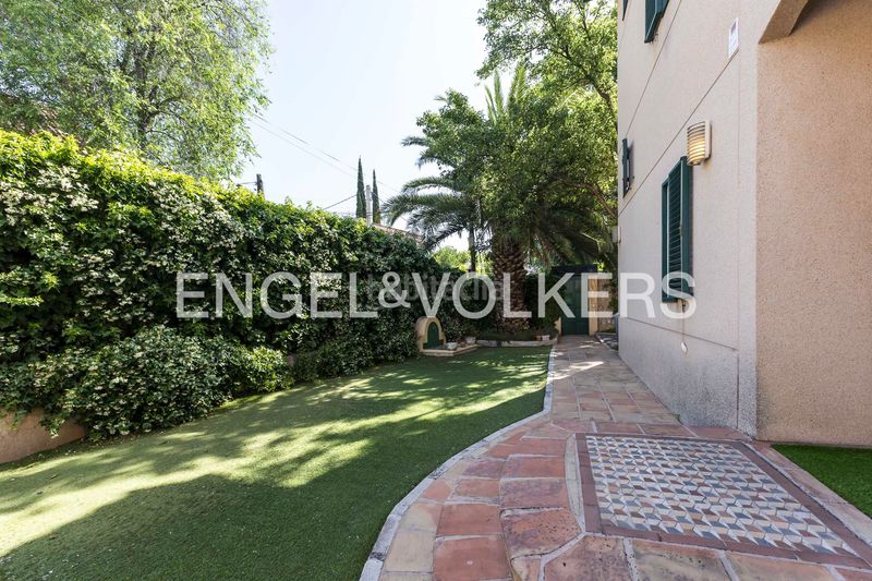Foto a15209c4-ebf9-4a08-92a5-deec9c6332ea. Casa amb calefacció aparcament piscina a Ciudad Jardín Madrid