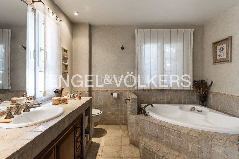 Foto a28b6d8d-163a-4e5b-8ed2-9d6abc859bea. Casa amb calefacció aparcament piscina a Ciudad Jardín Madrid