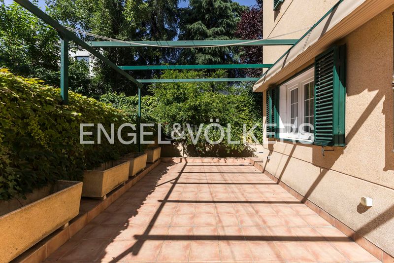 Foto a8b38258-0b2e-4dc4-a707-3a626c6ac772. Casa amb calefacció aparcament piscina a Ciudad Jardín Madrid