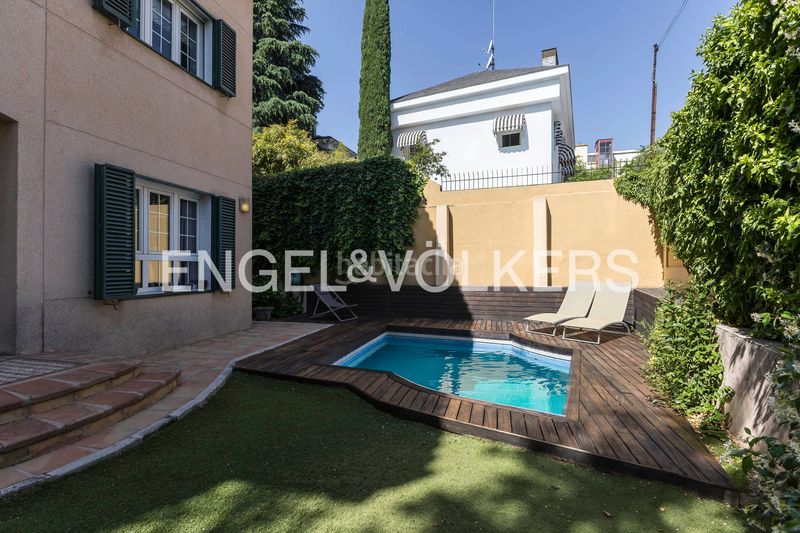 Foto af94a417-0ae5-489e-990a-c50150587a70. Casa amb calefacció aparcament piscina a Ciudad Jardín Madrid