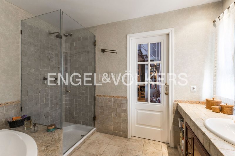 Foto b0bce3d7-c67f-43ab-8f11-fab98649c03c. Casa amb calefacció aparcament piscina a Ciudad Jardín Madrid