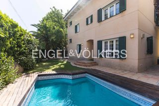 Casa a Ciudad Jardín. Elegante vivienda unifamiliar en ciudad jardín