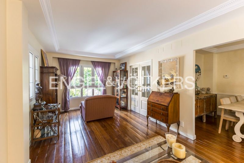 Foto ba309b8c-e515-4d49-b475-1d226bb0440a. Casa amb calefacció aparcament piscina a Ciudad Jardín Madrid