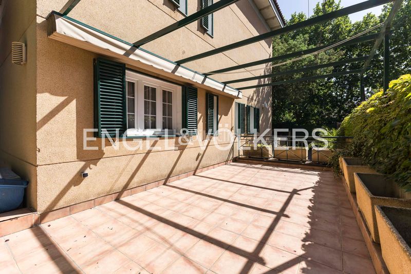 Foto f8ada680-735a-4ab8-911c-af09d1d80658. Casa amb calefacció aparcament piscina a Ciudad Jardín Madrid