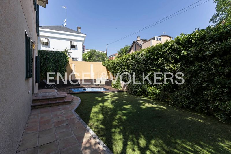 Foto f9030aea-b3a3-4457-ac65-ab8a63b927ee. Casa amb calefacció aparcament piscina a Ciudad Jardín Madrid
