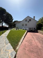 House in El Bosque. Excepcional chalet independiente en el bosque