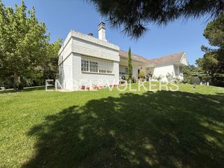 Casa en El Bosque. Excepcional chalet independiente en el bosque