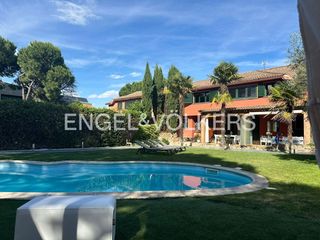 Semi detached house in Bonanza. Chalet  con piscina climatizada en boadilla del monte