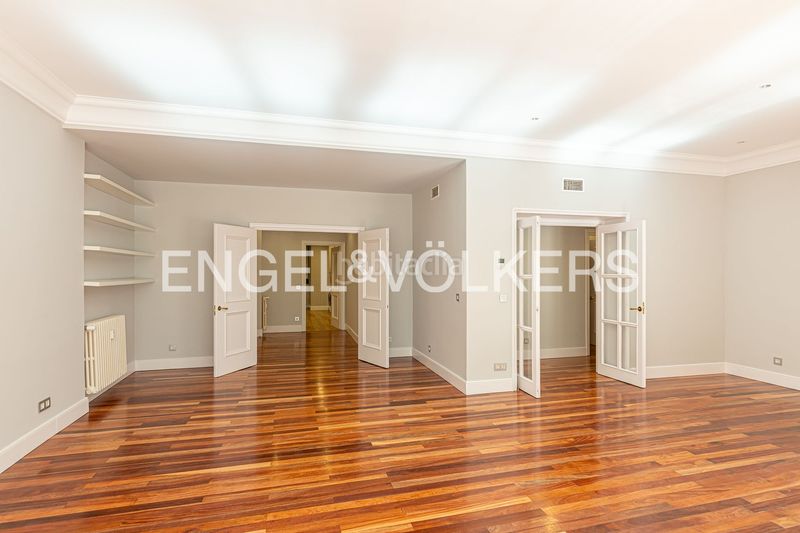 Foto ed8dd6fe-94e4-4e38-aa14-f43acb968d3a. Pis amb calefacció aparcament a Recoletos Madrid