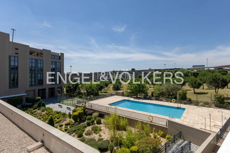 Foto 34ff8fcd-0015-4bd9-b826-2ad7352fa04e. Loft amb calefacció aparcament piscina a Sanchinarro Madrid
