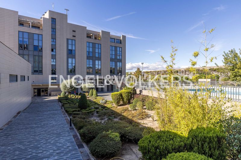 Foto b4239d9c-a6de-4c22-9fa3-9aa240da2ae2. Loft amb calefacció aparcament piscina a Sanchinarro Madrid