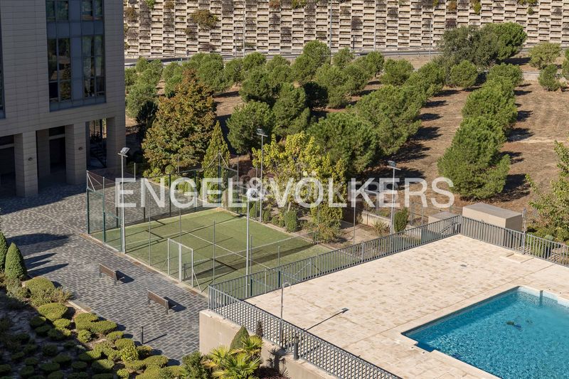 Foto ba6eb1c1-c4c3-49cc-8ad7-11b229c2b846. Loft amb calefacció aparcament piscina a Sanchinarro Madrid