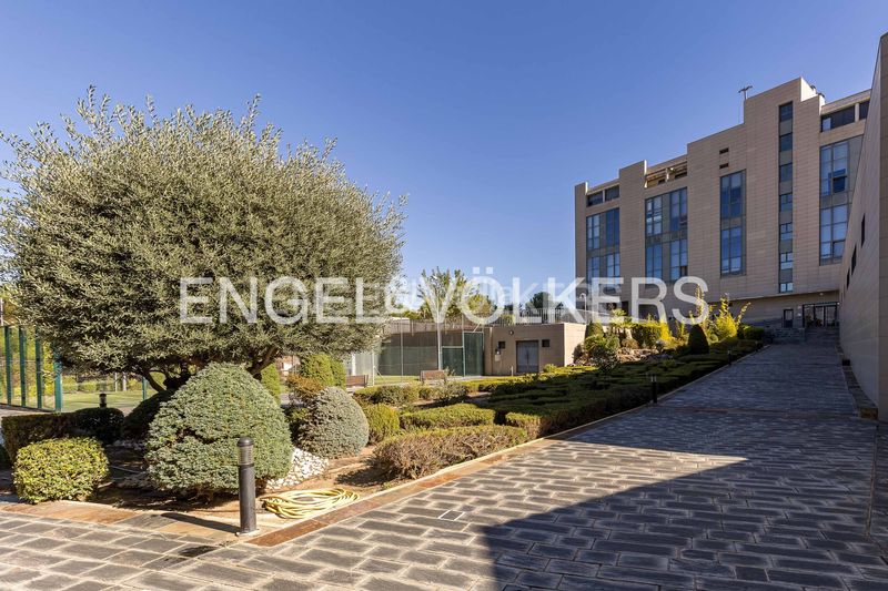 Foto c4076b50-183e-40e5-907d-3be435e4ff19. Loft amb calefacció aparcament piscina a Sanchinarro Madrid
