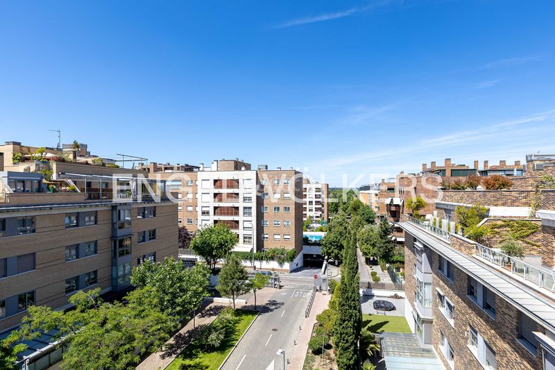 Foto 63d03c91-99e0-43e5-a3ec-6d019d751967. Àtic amb calefacció aparcament piscina a Aravaca Madrid