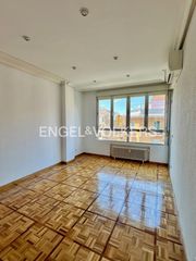 Location Appartement  Guzmán el bueno. Piso exterior con terraza y dos dormitorios en chamberí