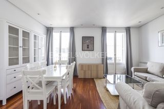 Lloguer Pis  Serrano. Piso amueblado exterior con vistas al retiro junto a la calle se