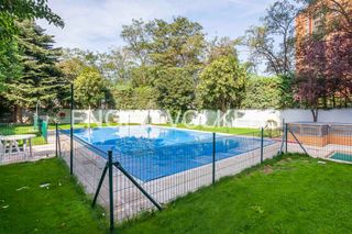 Location Rez-de-chaussée  Avenida de burgos. Luminoso piso reformado cerca de plaza castilla con piscina