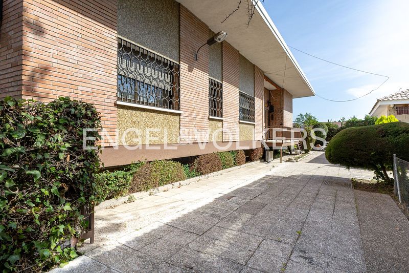 Foto 129bbfd6-b1fb-4828-abbb-2315e67af694. Casa amb calefacció aparcament piscina a La Florida - El Plantío Madrid