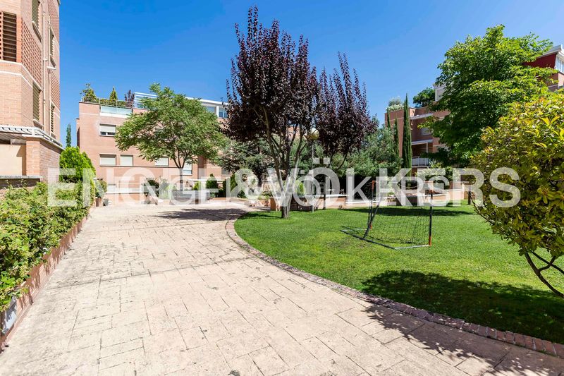Foto 023a344e-e395-4861-a3e6-f0cae3b665d9. Dúplex amb calefacció aparcament piscina a Valdemarín Madrid