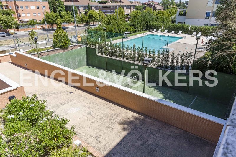 Foto 02ded56b-2a28-46f6-bb74-0b1b9e70f827. Dúplex amb calefacció aparcament piscina a Valdemarín Madrid