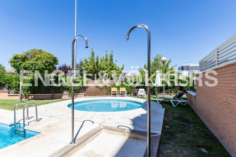 Foto 1a9ab90a-80be-4a09-a673-91472f732d0a. Dúplex amb calefacció aparcament piscina a Valdemarín Madrid