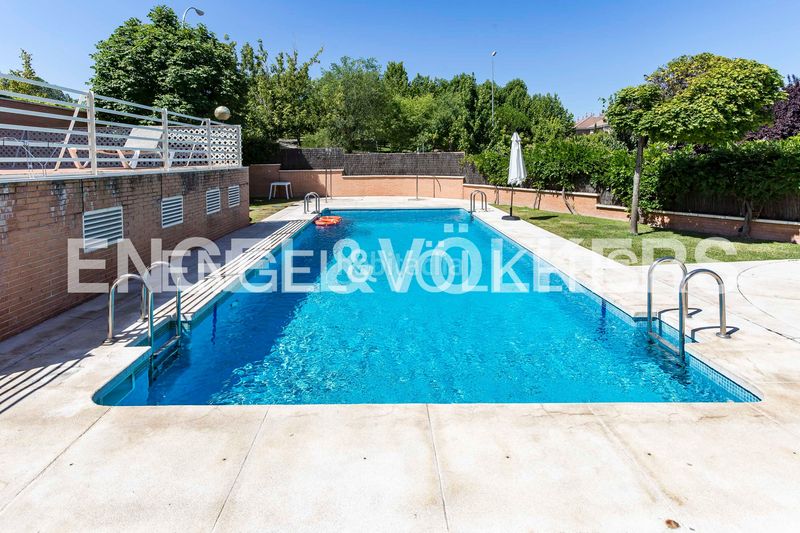 Foto 5528f854-be51-402d-a7e0-1fd87d6603bf. Dúplex amb calefacció aparcament piscina a Valdemarín Madrid