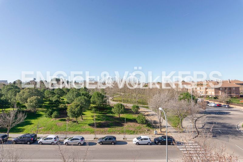 Foto 5dd39374-1e60-4fd0-972f-67449d9b8427. Dúplex amb calefacció aparcament piscina a Valdemarín Madrid