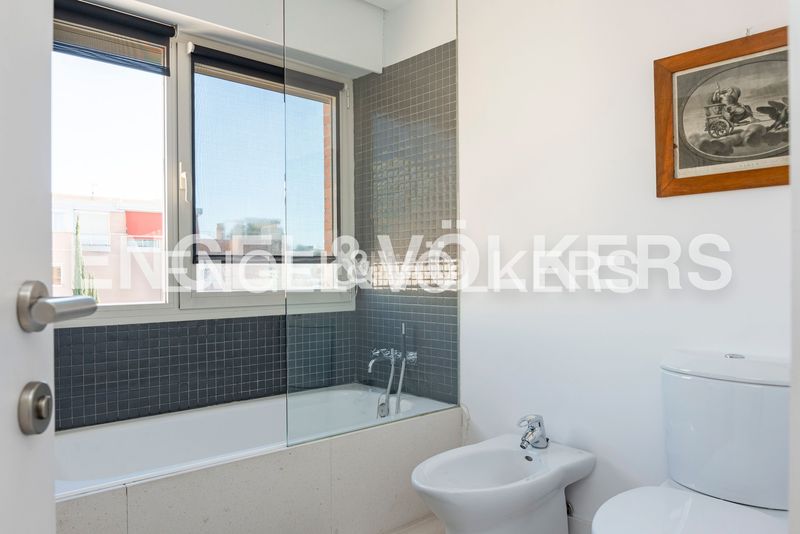 Foto 7f551fe1-7ba1-43b8-929b-ef0b42bdfd71. Dúplex amb calefacció aparcament piscina a Valdemarín Madrid