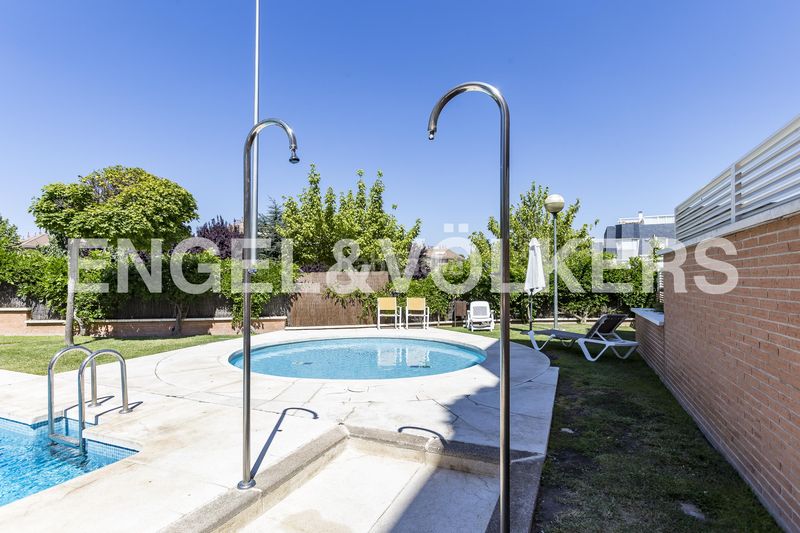 Foto 854ac316-68aa-4a83-83e0-6f33f39bfe50. Dúplex amb calefacció aparcament piscina a Valdemarín Madrid