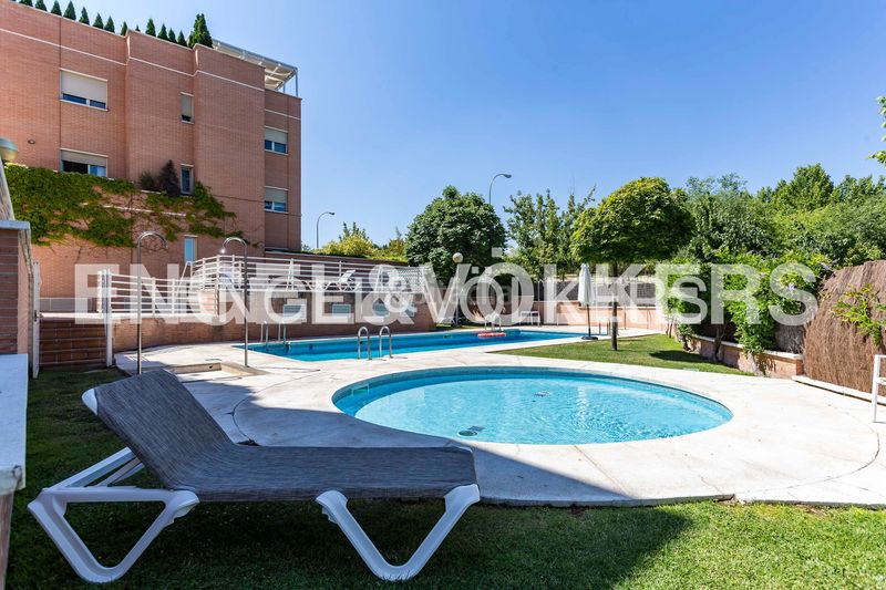 Foto 91546d14-d4a7-4beb-8ffd-1e056445c995. Dúplex amb calefacció aparcament piscina a Valdemarín Madrid
