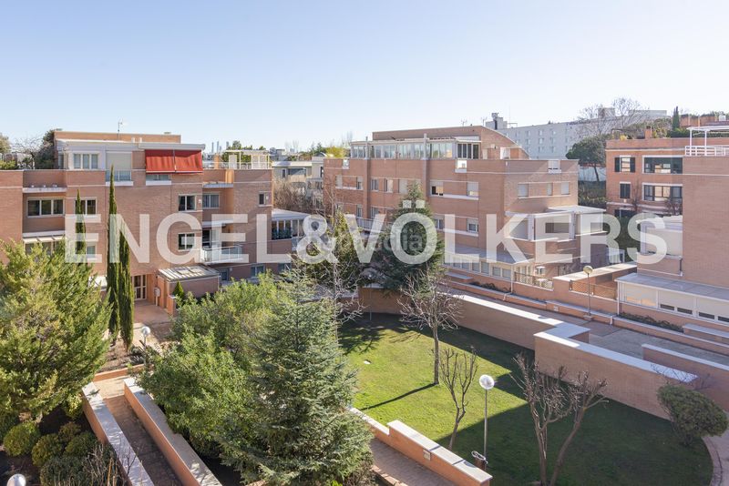 Foto eb473a66-65ad-45fb-9f9a-b7b98d04f0f2. Dúplex amb calefacció aparcament piscina a Valdemarín Madrid